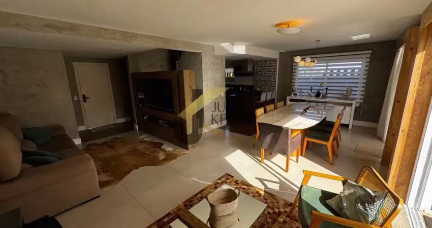 Casa a venda em condomínio na região do alphaville com 3 quartos sendo  todos suítes uma máster com closet ,
