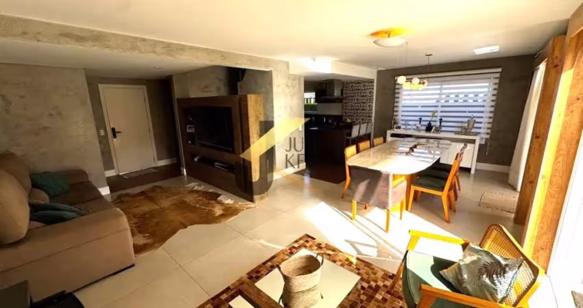 Casa a venda em condomínio na região do alphaville com 3 quartos sendo  todos suítes uma máster com closet ,