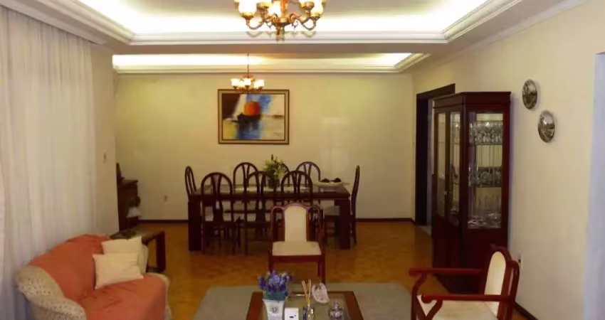Casa Residencial de 6 dorms no bairro Trindade