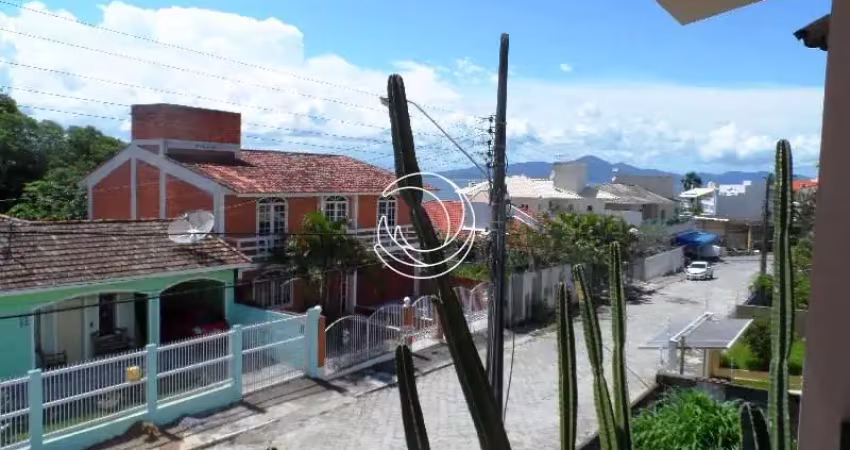 Casa Residencial de 3 dorms no bairro Ponta De Baixo