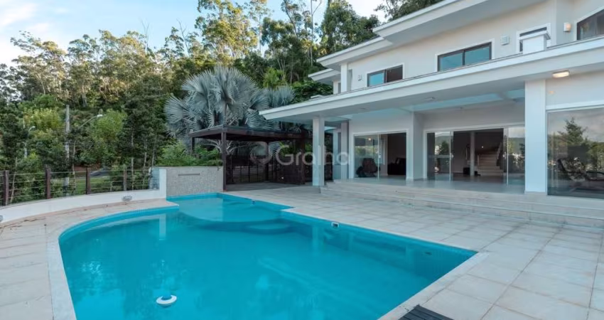 Casa de 477m² com 7 quartos sendo 4 suítes na Carvoeira