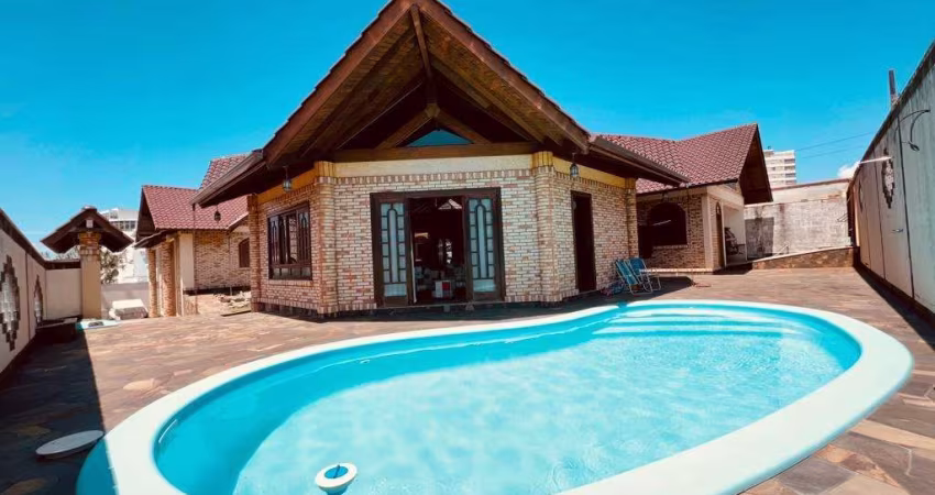 Casa Residencial de 5 dorms no bairro Itaguaçú