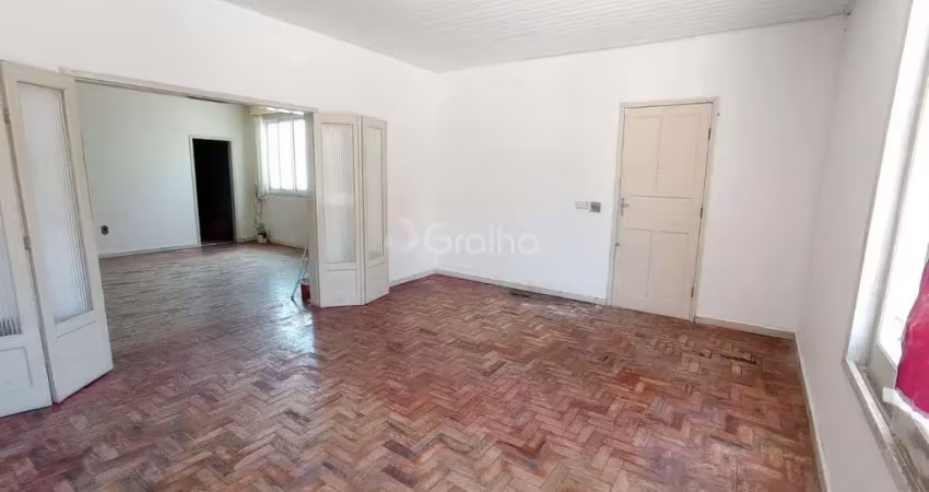 Casa de 203m² com 5 quartos sendo 1 suíte na Agronômica