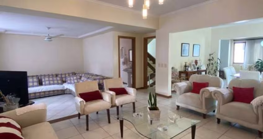 Casa Residencial de 4 dorms no bairro Trindade