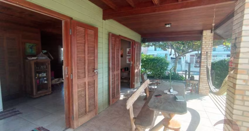 Excelente Casa Com 02 Dormitórios  No Bairro Campeche!