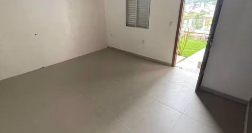 Casa Residencial de 3 dorms no bairro Carvoeira