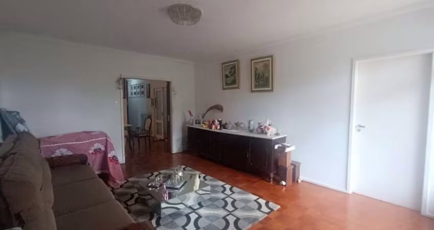 Casa Residencial de 3 dorms no bairro Trindade