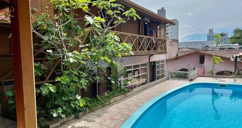 Casa Residencial de 4 dorms no bairro Capoeiras