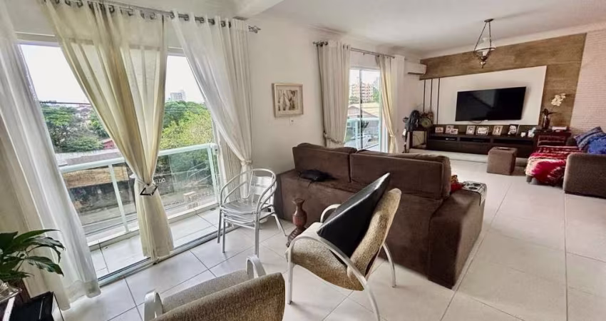 Casa Residencial de 5 dorms no bairro Capoeiras