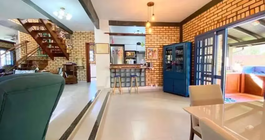 Casa Residencial de 3 dorms no bairro Rio Tavares