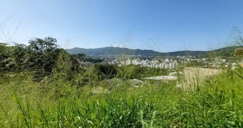 Terreno de 649.71m² no bairro Trindade