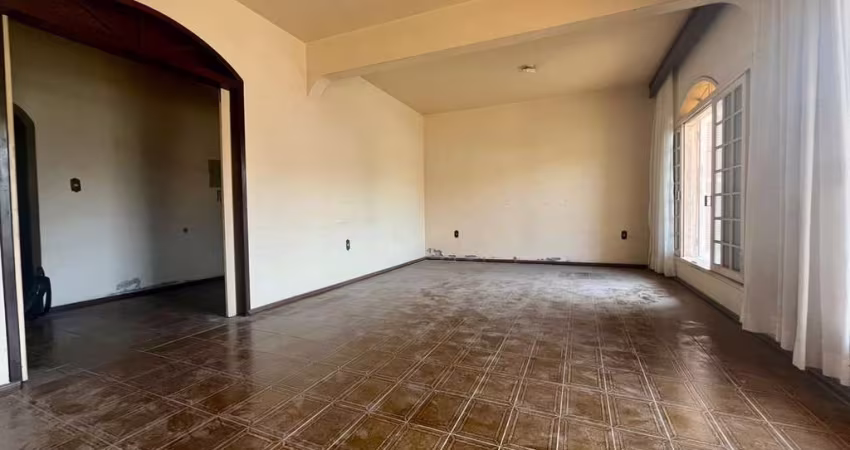 Casa Residencial de 310m² com 4 quartos sendo 1 suíte no Baln. do Estreito