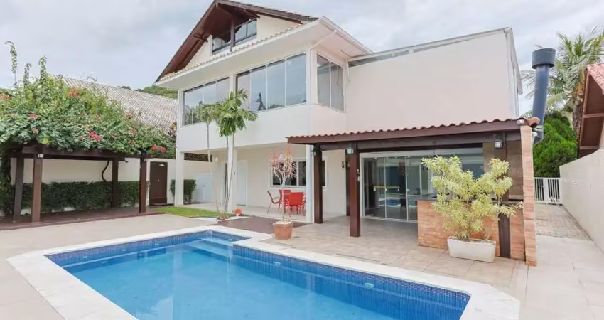 Casa Alto Padrão em Condomínio fechado com 5 quartos no Sambaqui