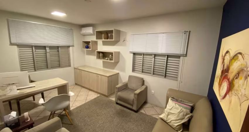 Casa comercial com 219m² de área privativa e 576m² de área total, no Estreito - Florianópolis SC