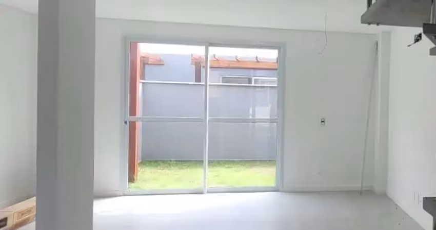 Casa residencial com 2 suítes, em condomínio fechado