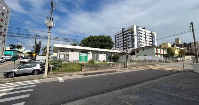 Terreno de esquina com 1.042m² e viabilidade 4.5 em capoeiras