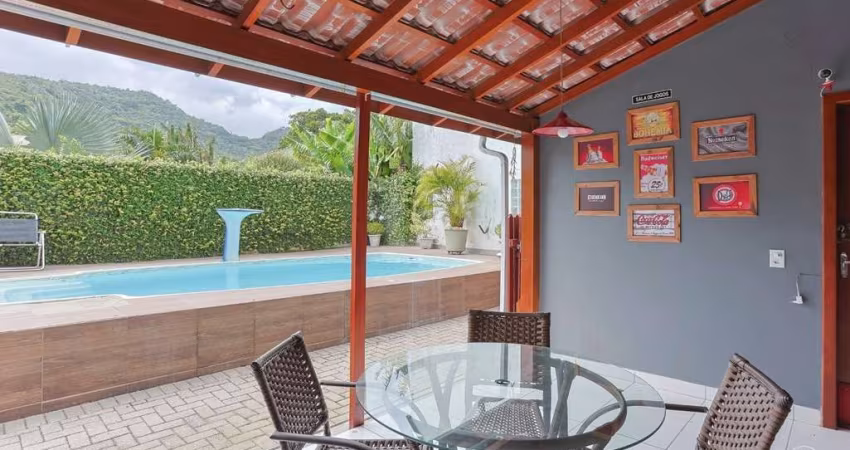 Casa em Condomínio fechado com 3 quartos sendo 1 suíte no Ribeirão da Ilha