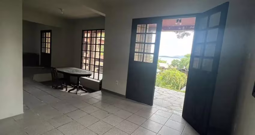 Casa residencial no bairro Sambaqui, Florianópolis.