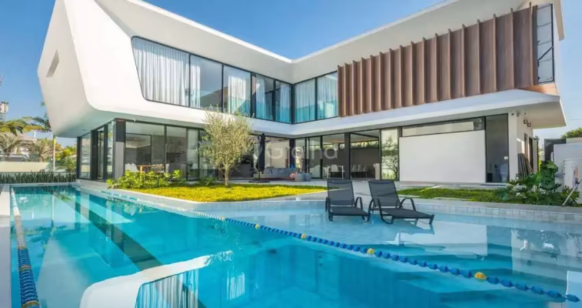 Casa de 874,03m² com 7 quartos sendo 5 suítes em jurerê internacional