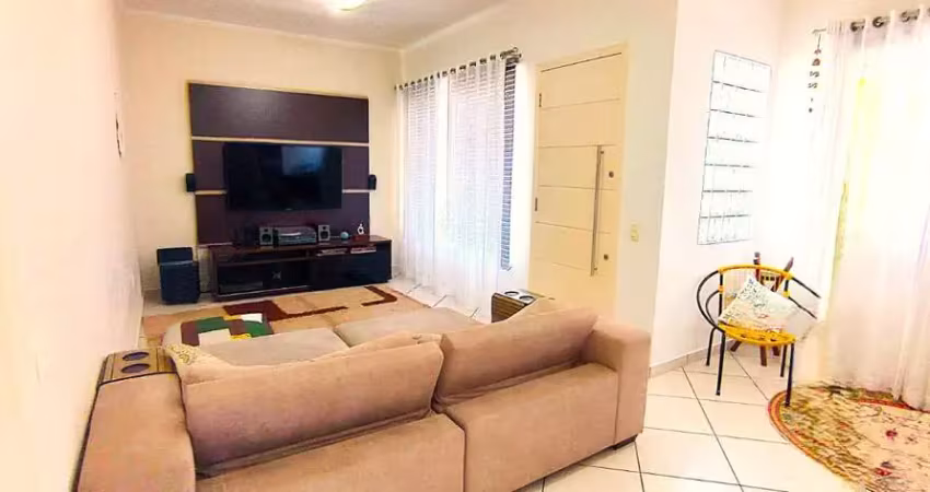 Casa com 4 quartos e 4 vagas cobertas ao lado de área verde do loteamento