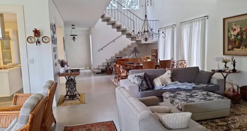 Casa Residencial de 286m² com 3 Suites em Jurerê