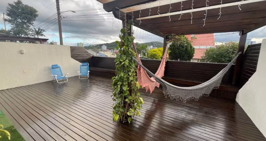 Apartamento Garden com 3 quartos sendo 1 suíte no bairro Ipiranga em São José