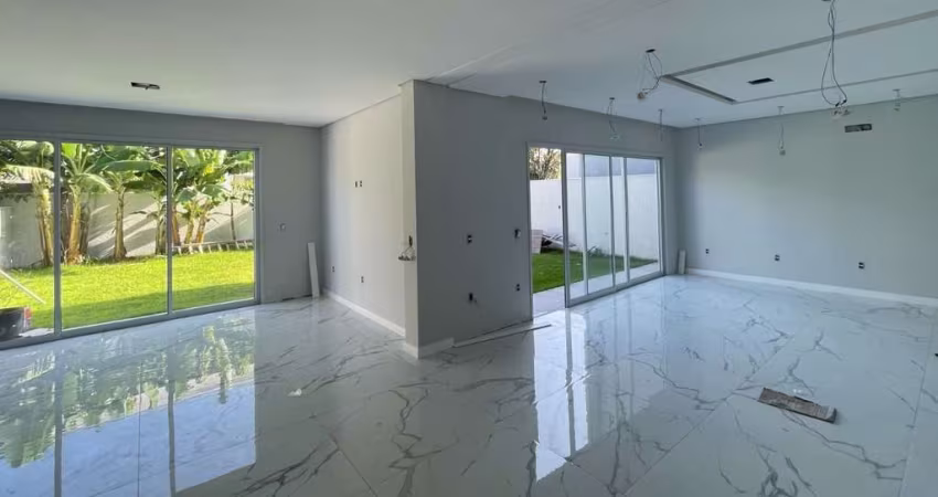 Casa Residencial de 244m² com 3 Suítes nos Ingleses do Rio Vermelho
