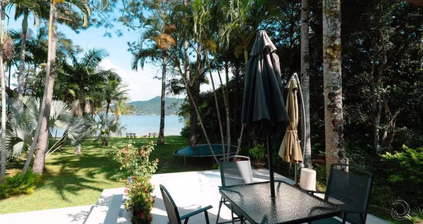 Casa de 350m² com 4 quartos sendo 3 suítes na Praia Mole
