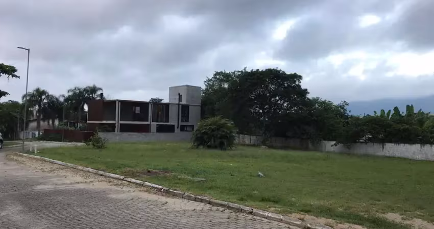 Terreno com 451,67m² em condomínio fechado no bairro ratones