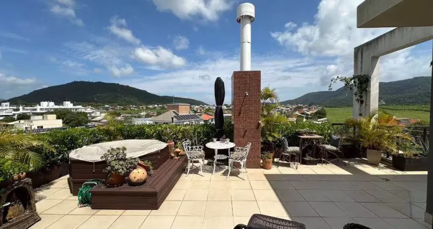Excelente cobertura mobiliada, com dois quartos, sendo uma suíte