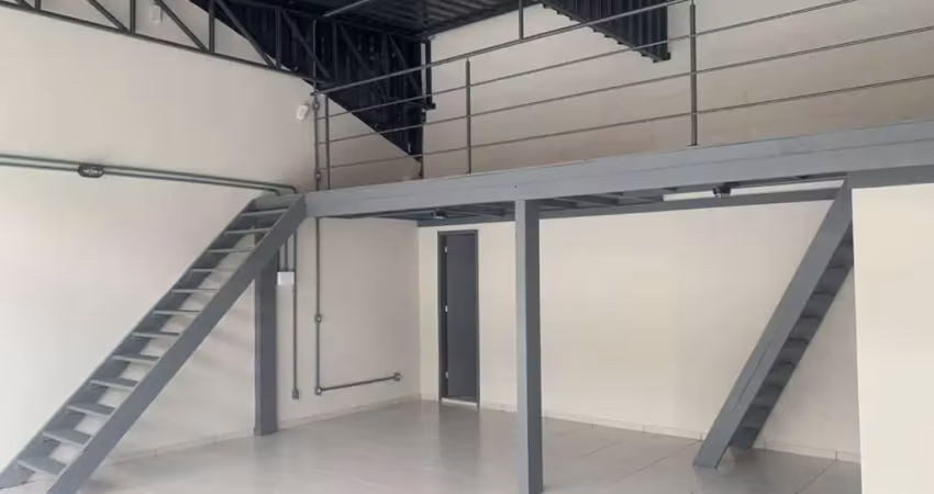 Casa comercial com 3 salas e 1 galpão no saco dos limões