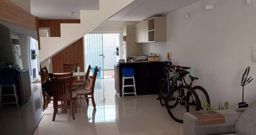 Casa de 100m² com 3 quartos sendo 1 suíte em Forquilhas