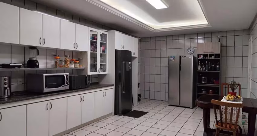 Casa com 360m² de 3 quartos sendo 1 suíte no bairro Areias em São José