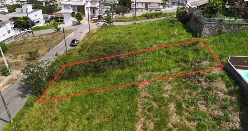 Lote em localização privilegiada, com excelentes dimensões, com vista panorâmica.