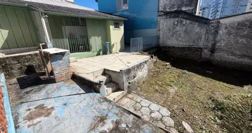 Terreno de 230m² na agronômica com uma casa construída