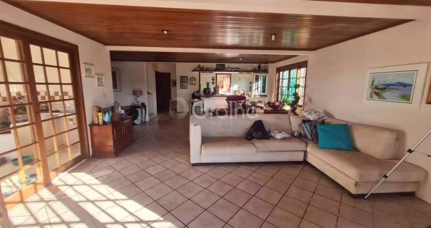 Casa de 244m² com 3 quartos sendo 1 suíte no Ingleses