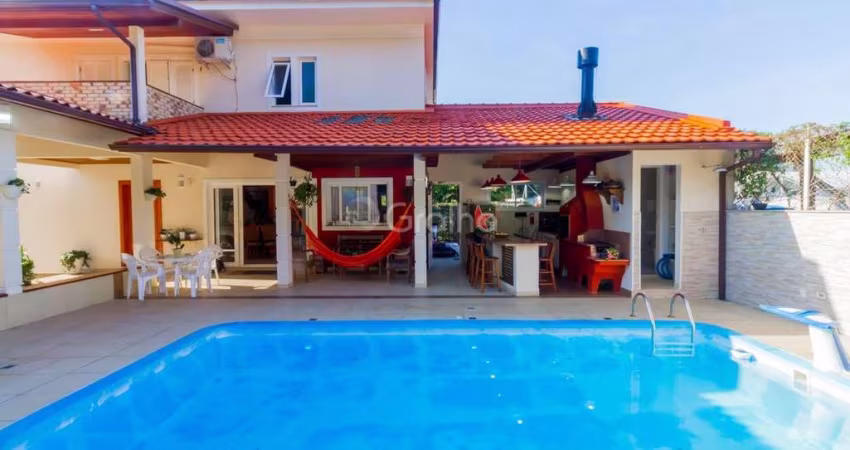 Casa de 278m² com 4 quartos sendo 1 suíte no Sambaqui