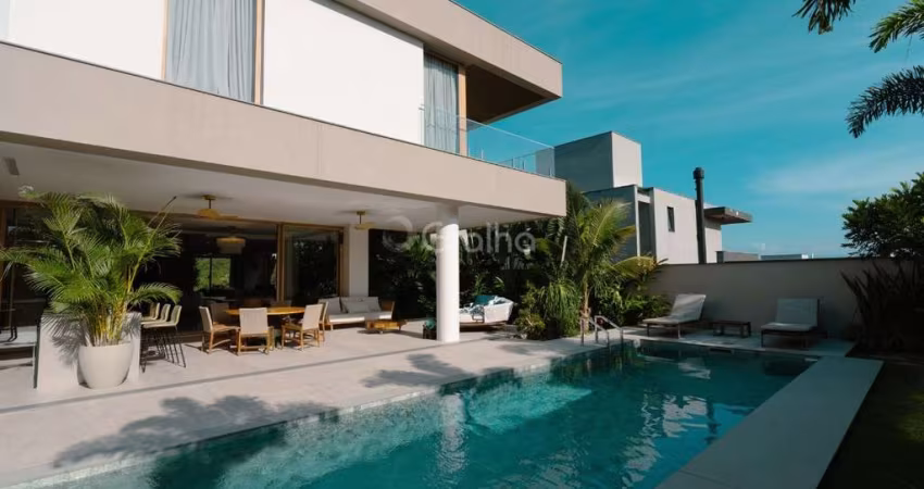 Casa com 5 quartos sendo 4 suites no Cacupé