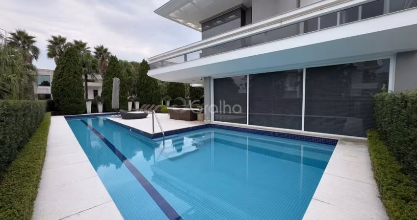 Casa residencial de 770 m² com 4 quartos sendo 4 suítes no bairro Jurerê