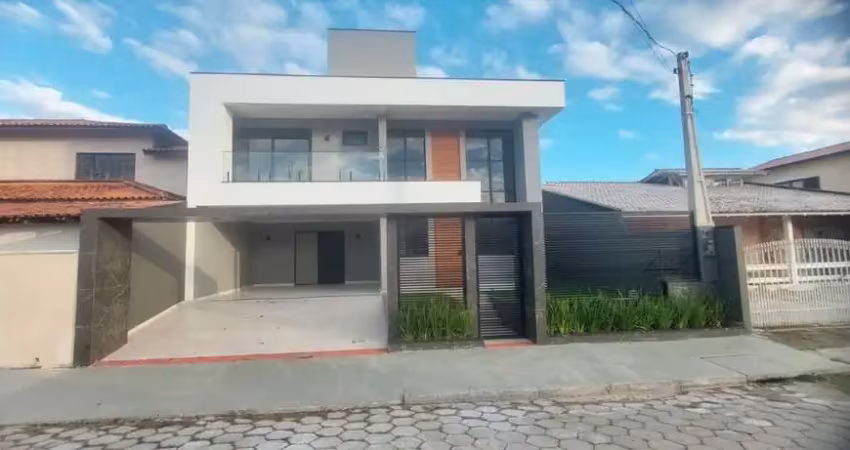 Casa com 3 Suítes no bairro Carianos