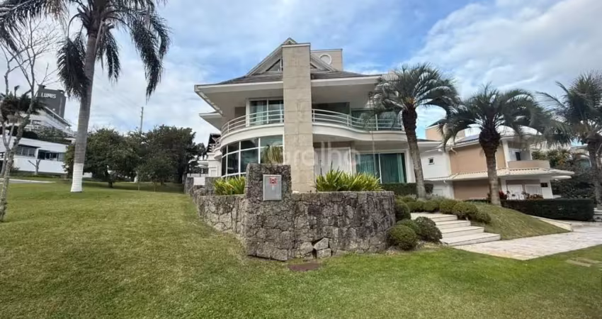 Casa de 499m² com 4 quartos sendo 3 suítes em cacupé
