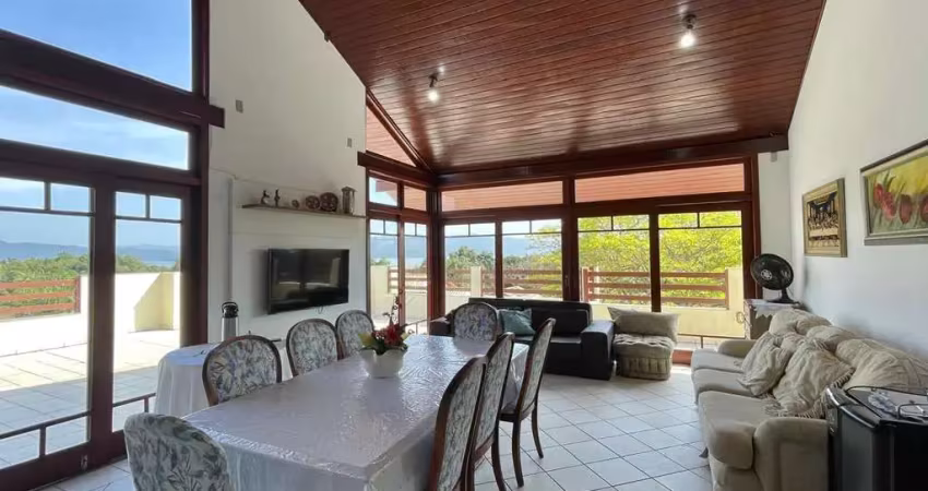 Cobertura com 3 quartos sendo 1 suíte com 219,47m² na daniela.
