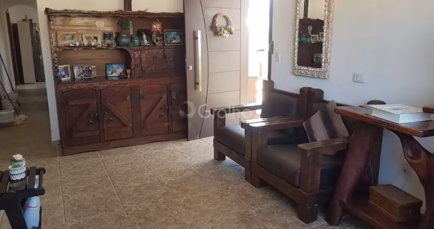 Casa de 201m² com 4 quartos sendo 1 suíte na daniela