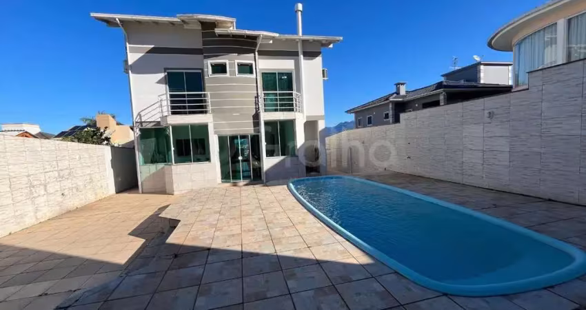 Casa de 255m² com 3 quartos sendo 2 suítes na pedra branca