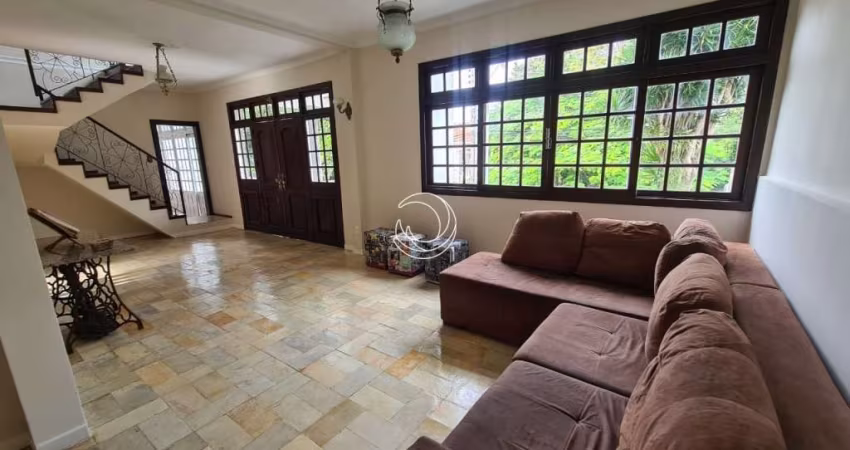 Casa Residencial de 6 dorms no bairro Trindade