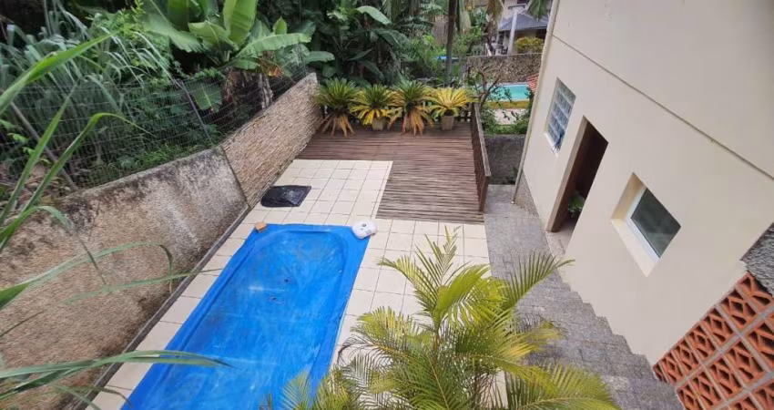 Casa Residencial de 3 dorms no bairro Coqueiros