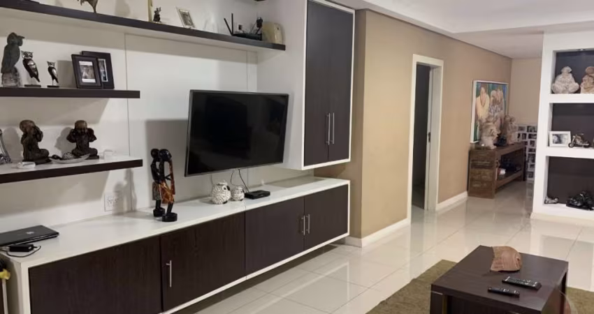 Casa Residencial de 4 dorms no bairro Estreito