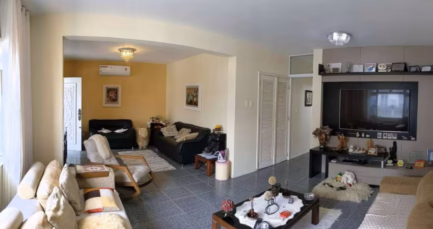 Casa Residencial de 5 dorms no bairro Coqueiros