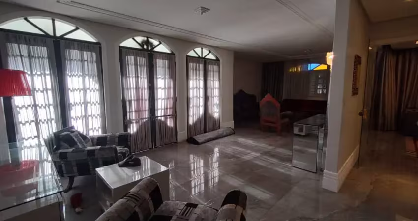 Casa Residencial de 4 dorms no bairro Trindade