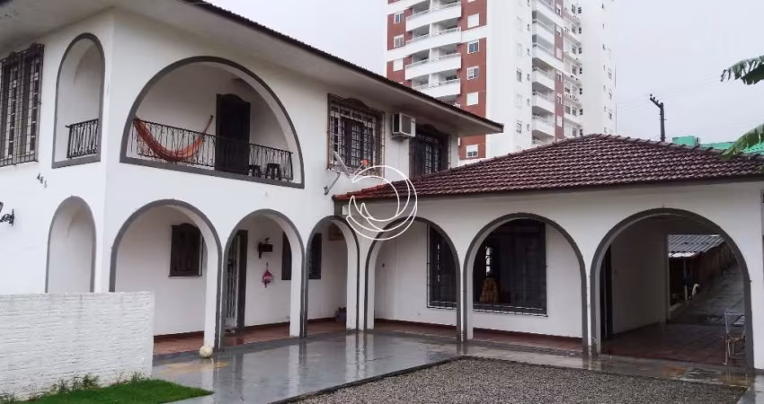 Casa Residencial de 4 dorms no bairro Barreiros